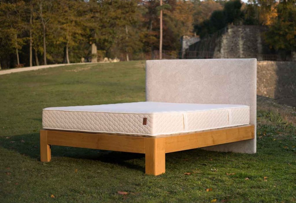 Li sur jambes 3/4 en Chêne massif et tête de lit en tissu Pierre Frey