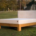 Li sur jambes 3/4 en Chêne massif et tête de lit en tissu Pierre Frey