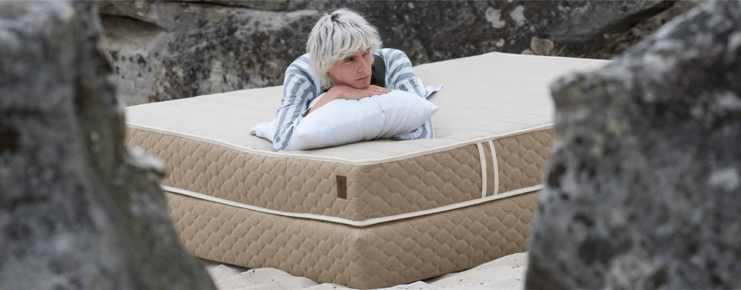 Contact 1 Dormeur en pyjamas sur un matelas Nation Literie