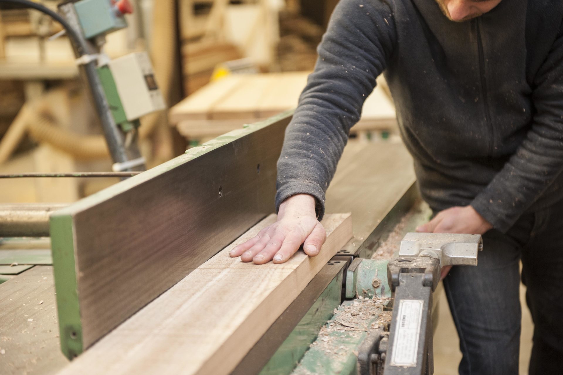 Découpe de bois massif dans les ateliers Nation Literie à Coincy