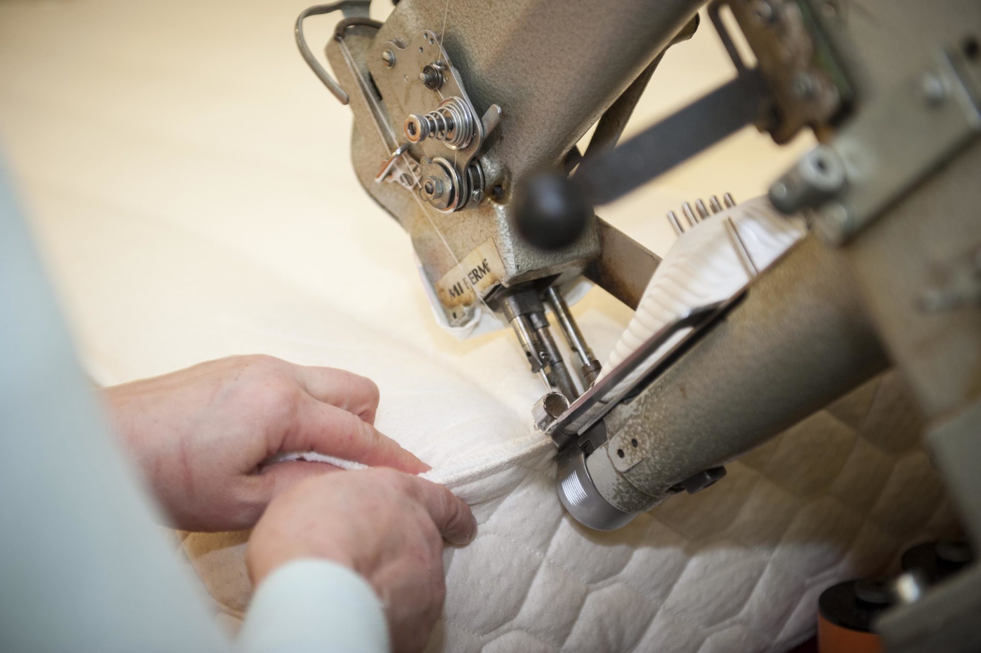 Nos matelassières en action sur un matelas Nation Literie