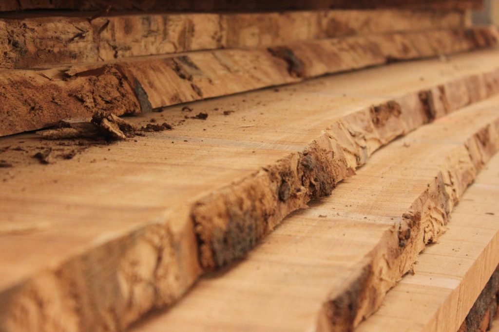 Planches de bois massif à l'état brut