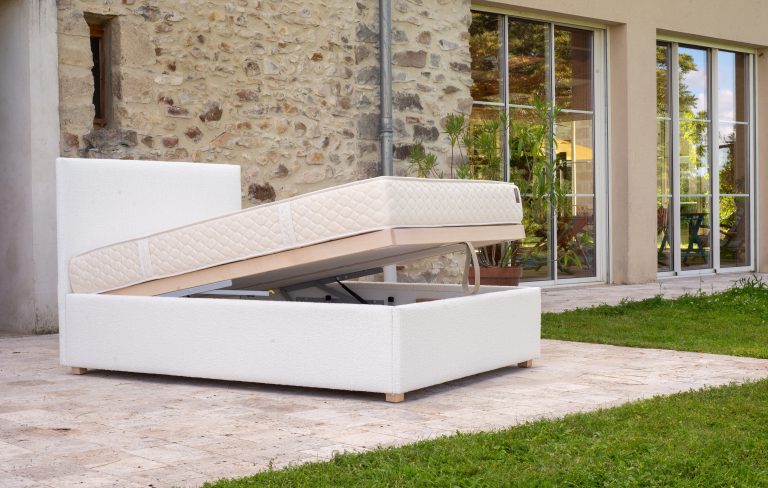 Lit coffre CARY en tissu bouclette ouvert